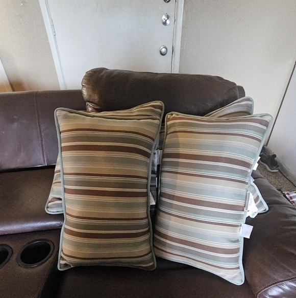 HAMPTON BAY Bay 4 pieces Throw Pillows Set, chocolate brown & Floral Pattern - Picture 4 of 5